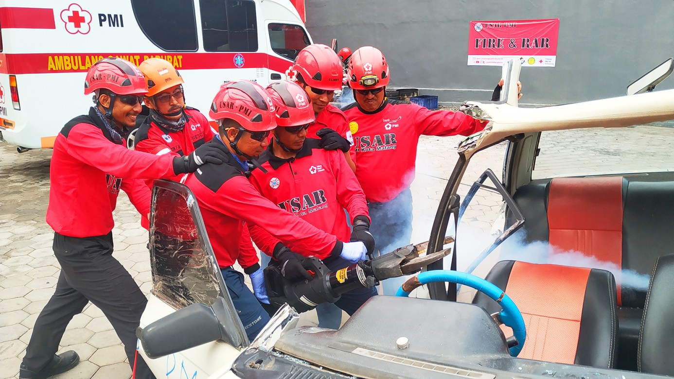 first aid accident kecelakaan diklat PMI PMR KSR relawan lombok korps Red Cross Indonesia website