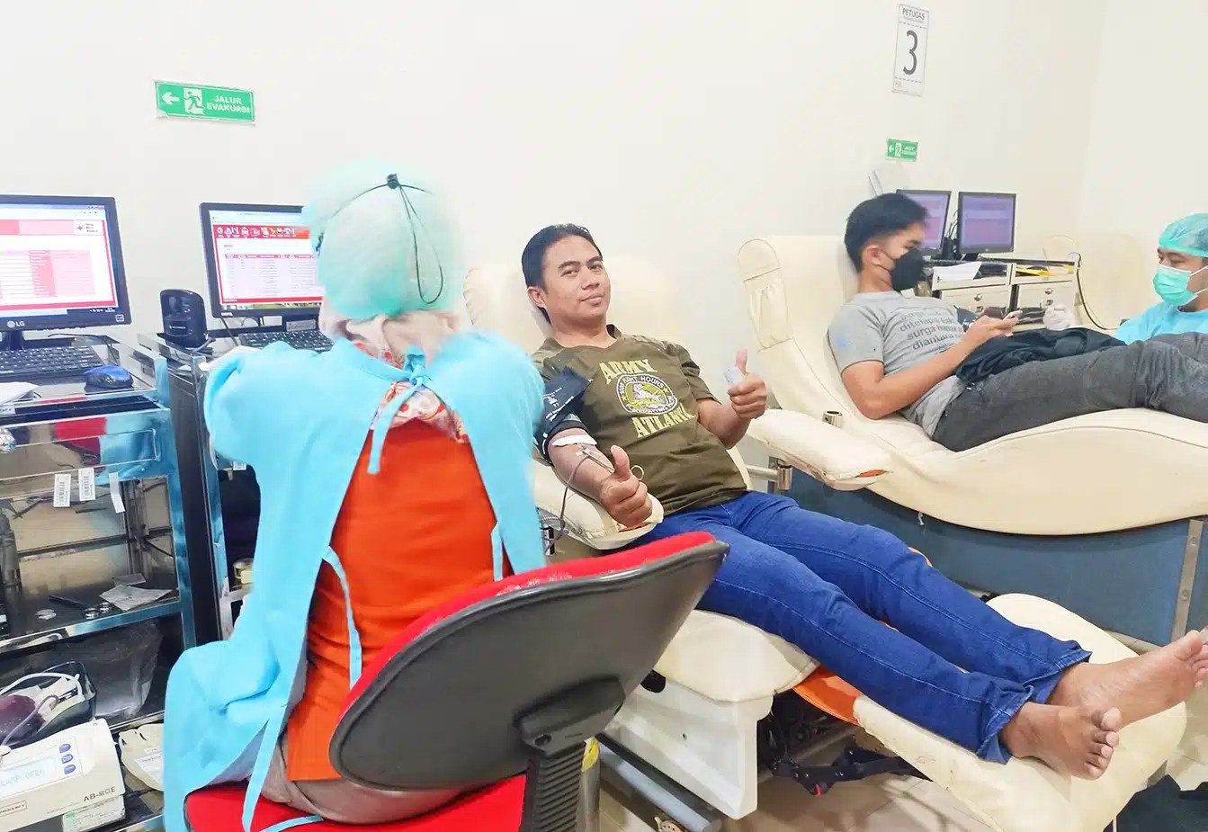 Relawan-PMI-PMR-KSR-lombok-donor-darah-warga-bantuan-bencana-Indonesian-red-cross-bulan-sabit-Palang-Merah